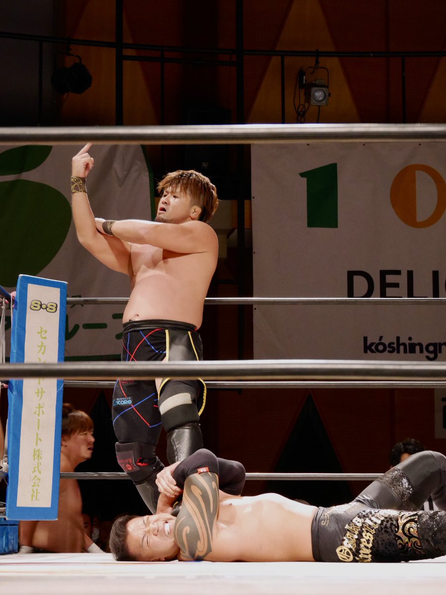 sumireiro1011's tweet image. 浅川選手

もうすでに大阪プロレスファンのキッズの心を悪い意味でも良い意味でも鷲掴みにしているのをヒシヒシと感じます

売店に並んでた男の子の嬉しそうなお顔✨
どんどん人気が出そう🫣

#大阪プロレス
#Roguenation
#浅川紫悠