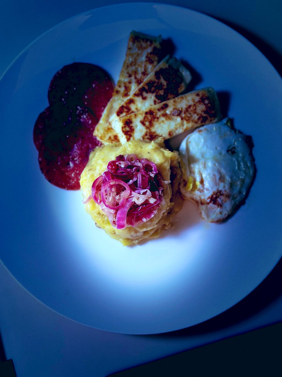 molinanoel18's tweet photo. Caribbean top fall classic dishes: My homemade Dominican Republic DR Creamy Mangú with smashed plantains, fried Queso Panela, Egg, Dry thin sliced salami topped with vinegar garlic ruby onions 🇩🇴👨🍳📸🍃🍂🌴🌊 #mangu #DR #fallcuisine https://t.co/WALn5R39lX