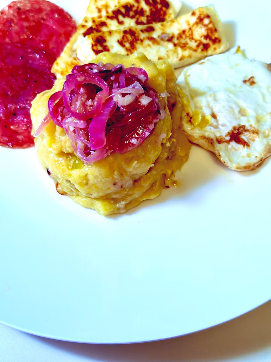 molinanoel18's tweet photo. Caribbean top fall classic dishes: My homemade Dominican Republic DR Creamy Mangú with smashed plantains, fried Queso Panela, Egg, Dry thin sliced salami topped with vinegar garlic ruby onions 🇩🇴👨🍳📸🍃🍂🌴🌊 #mangu #DR #fallcuisine https://t.co/WALn5R39lX