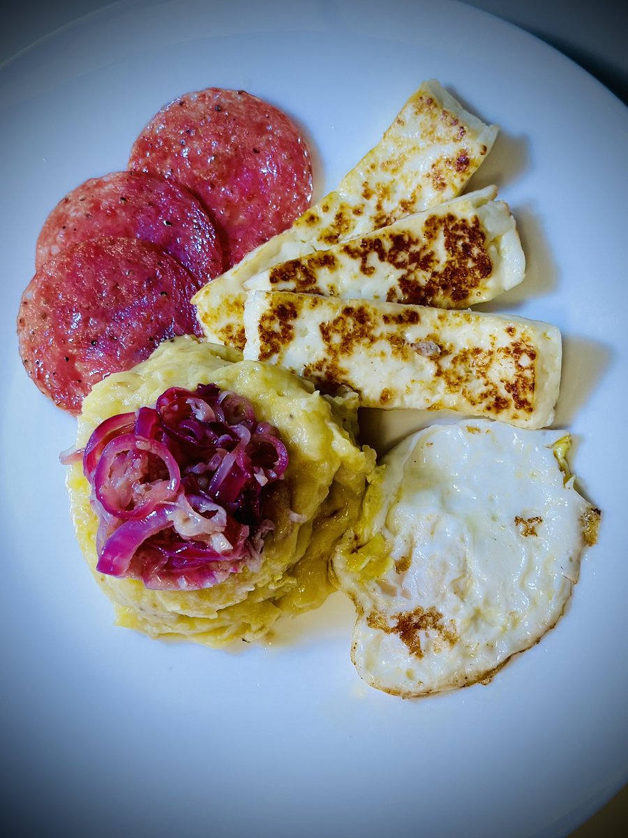 molinanoel18's tweet photo. Caribbean top fall classic dishes: My homemade Dominican Republic DR Creamy Mangú with smashed plantains, fried Queso Panela, Egg, Dry thin sliced salami topped with vinegar garlic ruby onions 🇩🇴👨🍳📸🍃🍂🌴🌊 #mangu #DR #fallcuisine https://t.co/WALn5R39lX