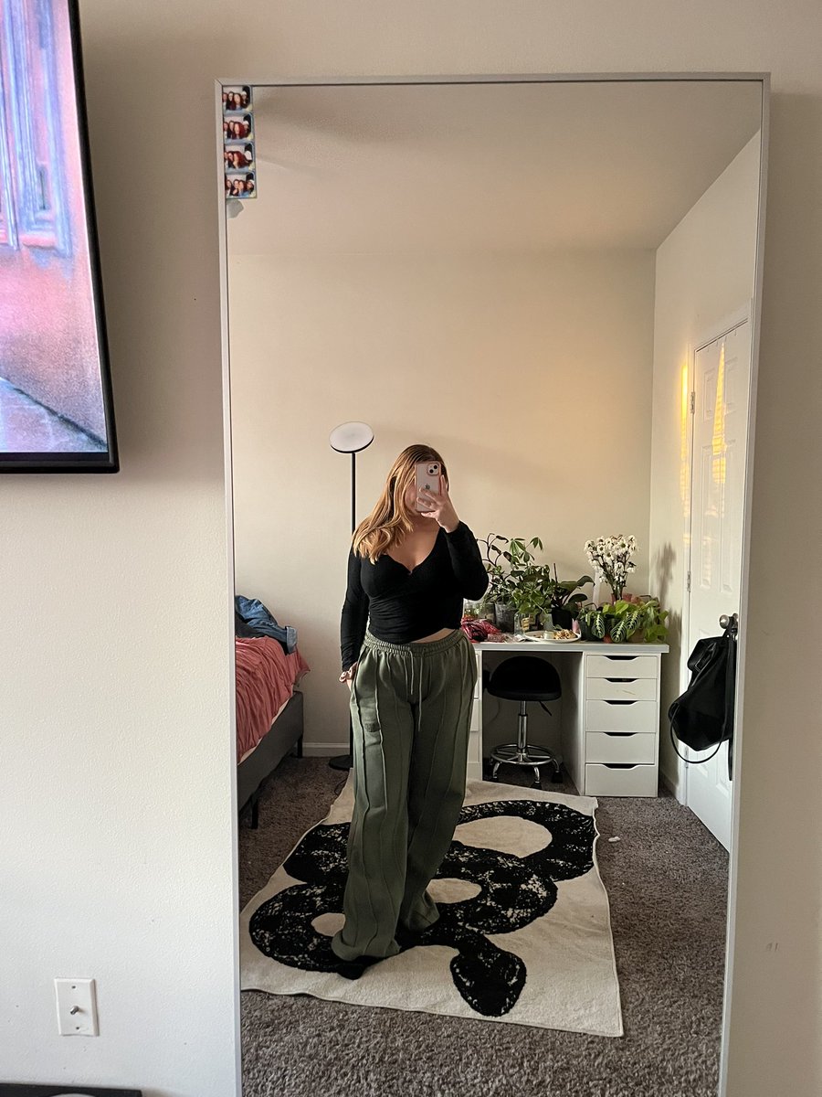 NikkiCCarrasco's tweet photo. Always taking mirror selfies in my girls house https://t.co/lCk4z2fBgj