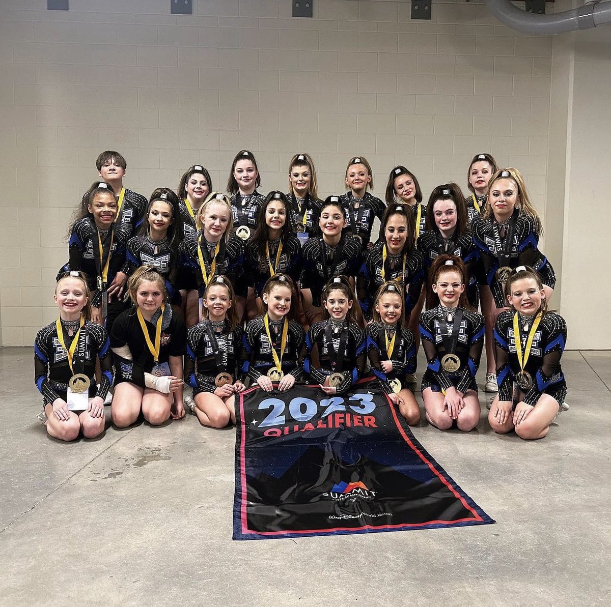 ECE_Cheer's tweet photo. Another 𝙛𝙡𝙖𝙨𝙝𝙗𝙖𝙘𝙠 this week because it’s #SummitSunday⛰️

Blitz hitting an AMAZING last performance at #TheSummit23 💥💙

𝙁𝙐𝙇𝙇 𝙑𝙄𝘿𝙀𝙊 🎥 https://t.co/Aoo86fr0Xe
𝙎𝙐𝘽𝙎𝘾𝙍𝙄𝘽𝙀 📲 https://t.co/IGFnTNSklc https://t.co/lIO8Na6o8E