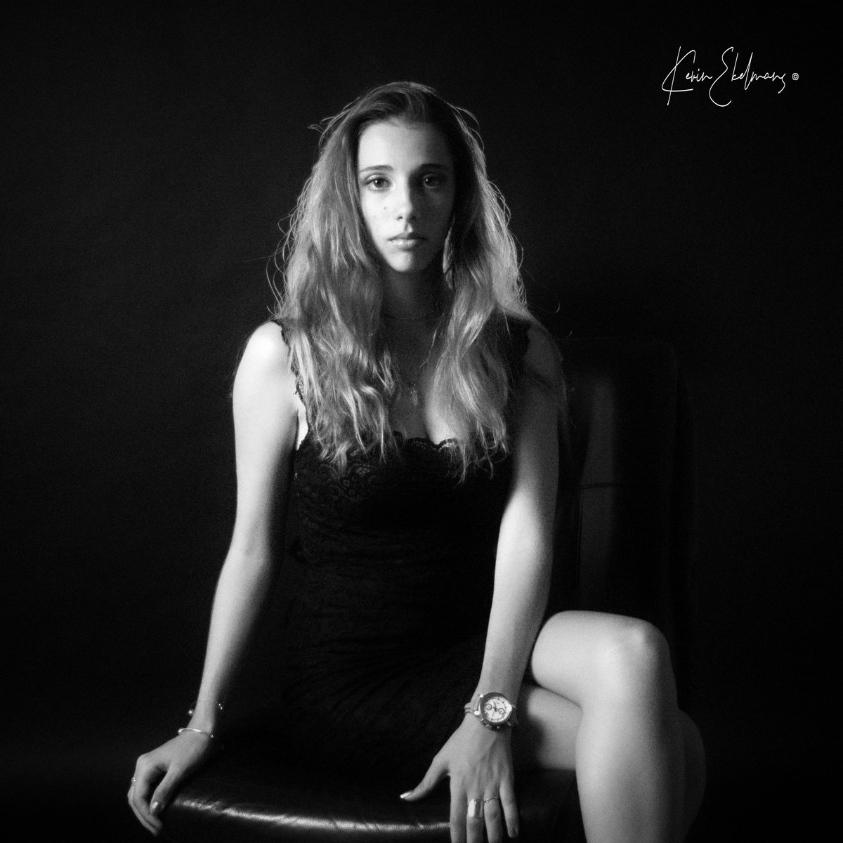 Breaking through the gaze 👏
© KevinEkelmans

📸 Model : Loane S.

#BlackAndWhite #Portrait #Melancholy #Emotion #Art #Woman #Gaze #Beauty #Simplicity #Monochrome #Style #Photography #NoirEtBlanc #Silence #Nuances #Sadness #Elegance #Capture #Artist #intensity #watch