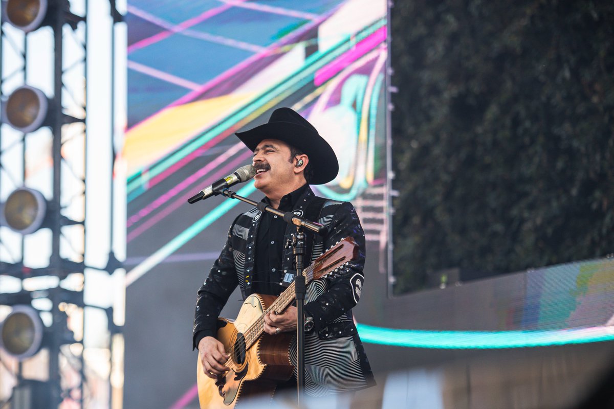 Padres's tweet photo. Ritmo y sabor Los Tucanes de Tijuana 🇲🇽

No better way to end Hispanic Heritage Weekend than with @LosTucanesDeTJ! https://t.co/fQWhFKLF1n