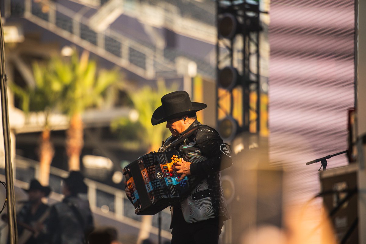 Padres's tweet photo. Ritmo y sabor Los Tucanes de Tijuana 🇲🇽

No better way to end Hispanic Heritage Weekend than with @LosTucanesDeTJ! https://t.co/fQWhFKLF1n