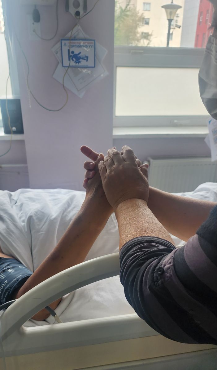 Хамгийн олон жил нэгнээ түшсэн хамгийн хүчирхэг гарууд 🥰
Аав нь хүнд муу юм хийж байгаагүй, нэг ч хүнд өргүй ээ гэнээ.
Эвий дээ аав, ээжүүдийн алсын алсад бодогдох хүсэл нь үр хүүхэддээ дараа болохгүйг хичээх юм байна 🥺
Аав минь заавал эдгэрч тэнхэрнээ
🙏🙏🙏