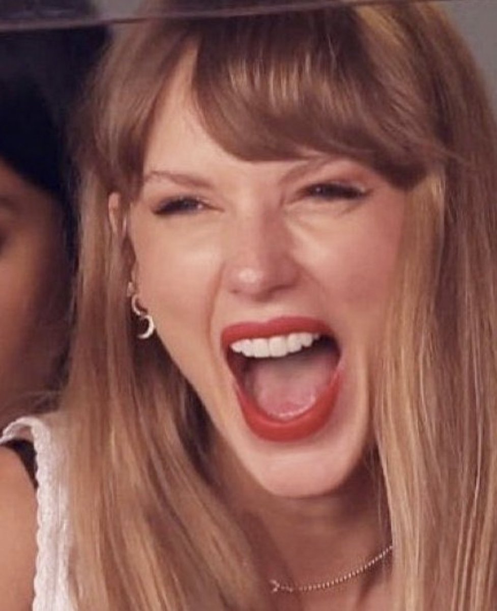 taylorium's tweet photo. Snake earrings? 🐍 

#taylorswift #reputationtv https://t.co/n1JJD6fyIS