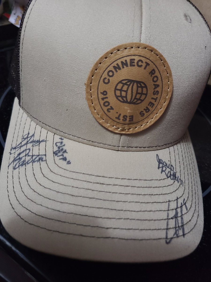 TheXboxPrincess's tweet photo. Pretty solid day....... bbbbuuuutttt can't help but notice a missing auto on my hat...... at least Ian defaced it for me ๐คฃ๐คฃ #ThanksIan ๐ซถ https://t.co/q88LZR1sCX