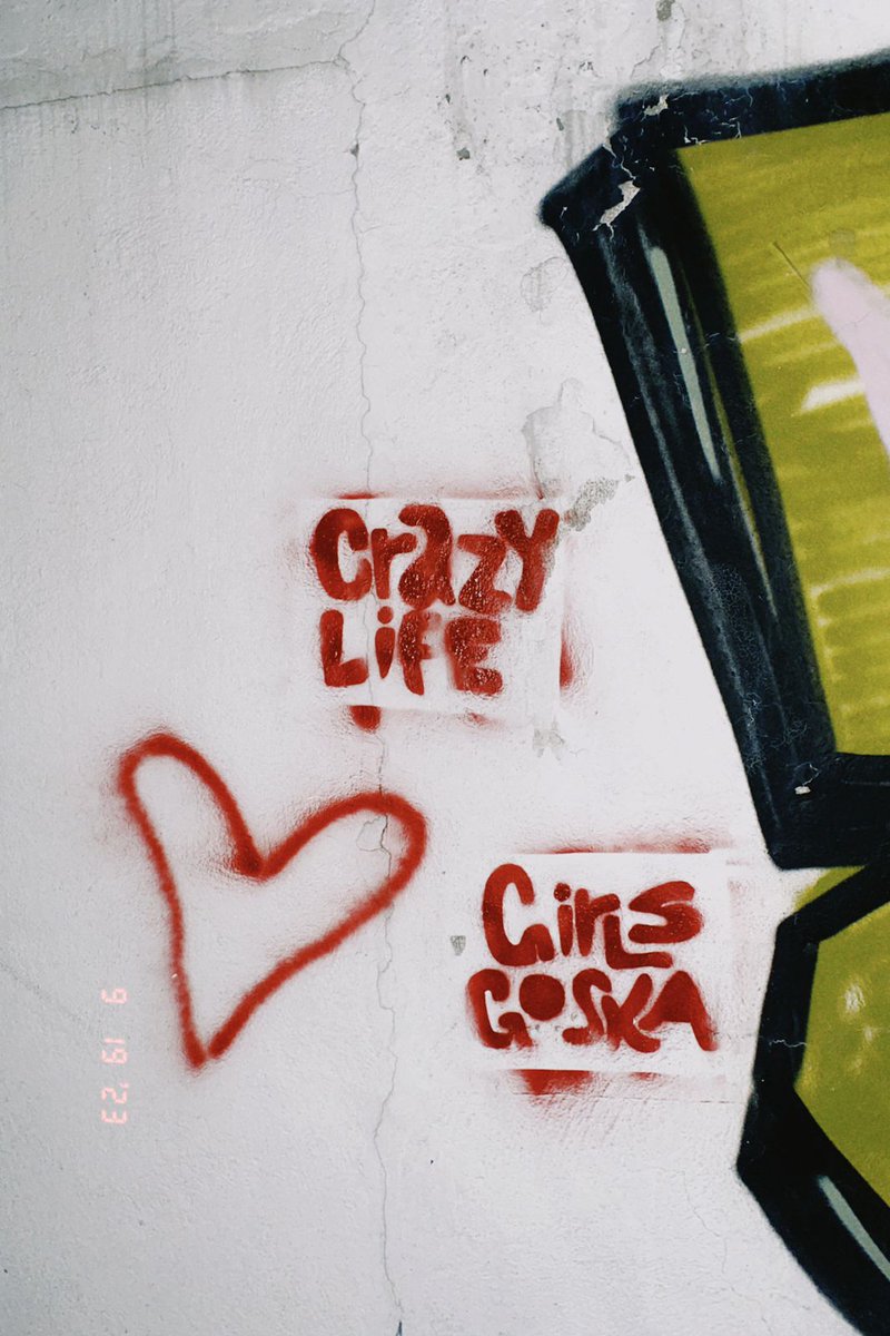 Queremos agradecer a las personas que fueron parte del proceso para dejar plasmada Crazy Life 💥❤️‍🔥  

-Guitarra: Adrián Bosques
-Preproducción: Rod de Madre de Dios Estudio
-Producción y grabación: <a href="/ponchodaniels/">Carlos Alfonso Díaz</a>
-Mezcla y master: Lucio Luno
-Arte de la portada: Iurhi Peña
