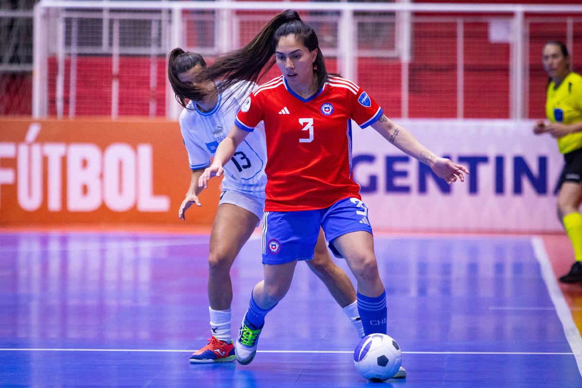 LaRoja's tweet photo. 📌 #LaRojaFutsalFemenina 🇨🇱 cayó ante Uruguay 🇺🇾 por 1-0 en la #Fecha1 del #GrupoA de la @CONMEBOL #CopaAmérica - Argentina 2023 🏆🇦🇷

🔜 Mañana, a las 20:00 horas, duelo contra Argentina 🇦🇷 por la #Fecha2 del torneo. 

📸 @CONMEBOL 

#SomosLaRoja https://t.co/7v1g5QjRr4