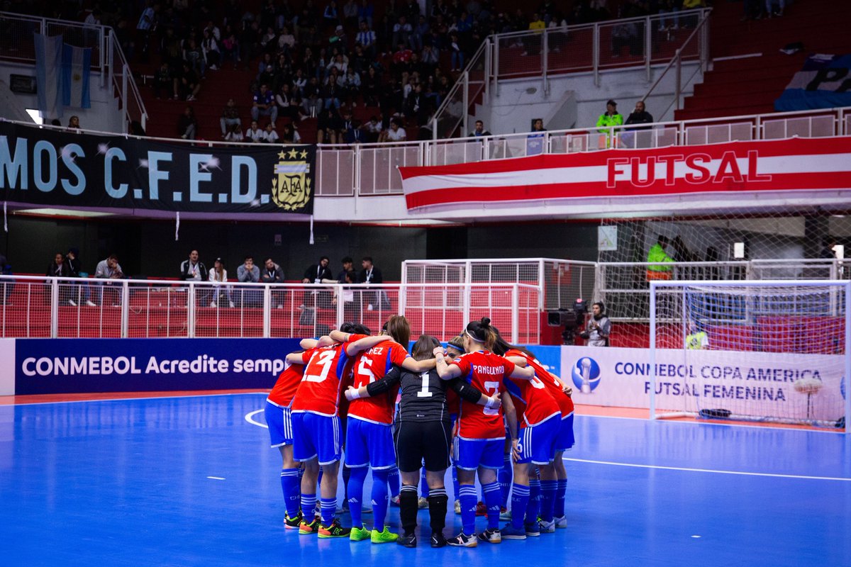 LaRoja's tweet photo. 📌 #LaRojaFutsalFemenina 🇨🇱 cayó ante Uruguay 🇺🇾 por 1-0 en la #Fecha1 del #GrupoA de la @CONMEBOL #CopaAmérica - Argentina 2023 🏆🇦🇷

🔜 Mañana, a las 20:00 horas, duelo contra Argentina 🇦🇷 por la #Fecha2 del torneo. 

📸 @CONMEBOL 

#SomosLaRoja https://t.co/7v1g5QjRr4