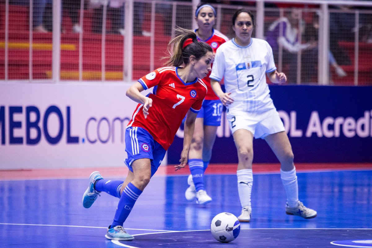 LaRoja's tweet photo. 📌 #LaRojaFutsalFemenina 🇨🇱 cayó ante Uruguay 🇺🇾 por 1-0 en la #Fecha1 del #GrupoA de la @CONMEBOL #CopaAmérica - Argentina 2023 🏆🇦🇷

🔜 Mañana, a las 20:00 horas, duelo contra Argentina 🇦🇷 por la #Fecha2 del torneo. 

📸 @CONMEBOL 

#SomosLaRoja https://t.co/7v1g5QjRr4