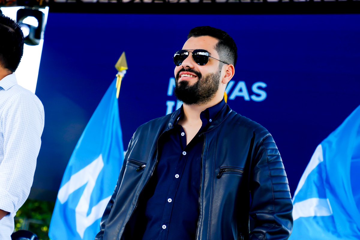 RubenFloresEs's tweet photo. Como el Diputado más joven de la historia de este país, me siento complacido y feliz de ver a la juventud salvadoreña disfrutando de La Paz y tranquilidad.
Mi compromiso sigue firme en brindar seguridad a las familias salvadoreñas.
🧔🏻‍♂️🇸🇻 #13 https://t.co/bp8TPXvHxp