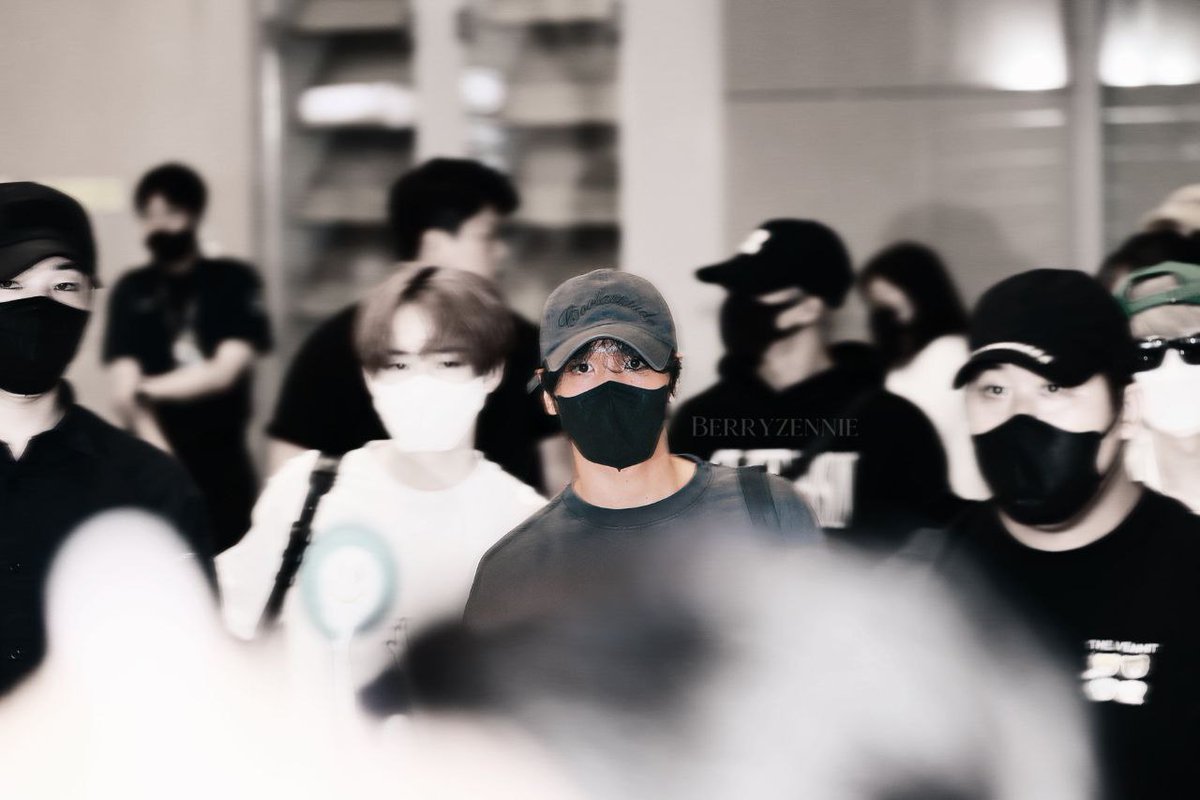 lhcmild's tweet photo. "in the midst of the crowds, i don't see nobody but you" main character haechan 🖤 https://t.co/lnfwWUupzk