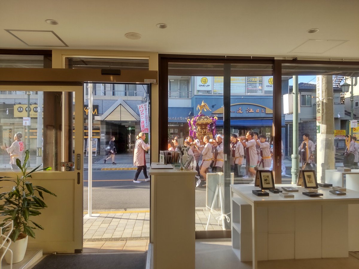 kumiobata's tweet photo. 本日、個展5日目。11:00〜ゆるめの18:00 ゆるゆるとご覧下さい。ご来場お待ちしております。明日26(火)は、オバタは不在です。あさって27(水)は、ギャラリー定休日。お気をつけください。
#個展 #国立 #銅版画 #カレンダー #ミニ額 #祭り #SUPERHAKKA https://t.co/3E47GyRHGq