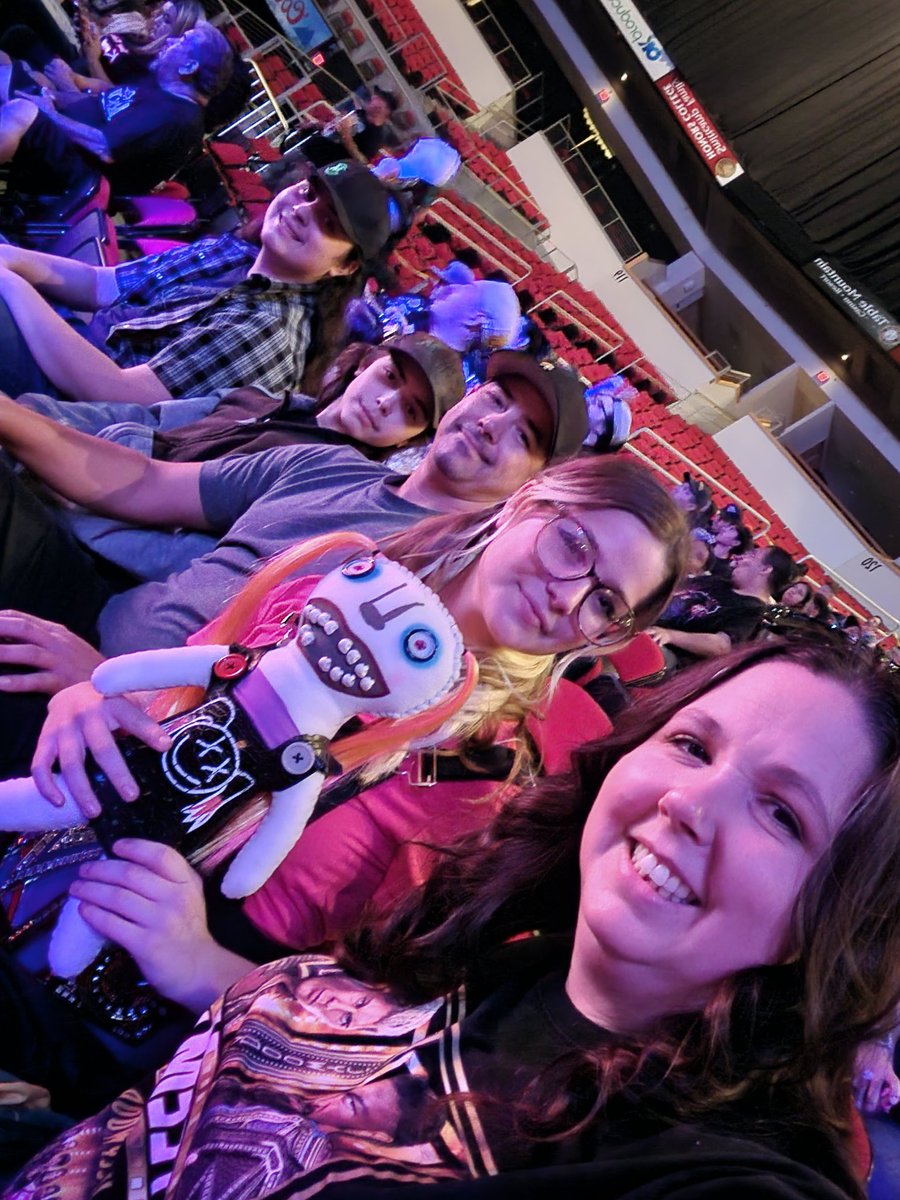 NicoleCabacunga's tweet photo. We got the whole family here ready for #WWEFresno @CodyRhodes @BeckyLynchWWE @WWERollins @WWEAsuka @MsCharlotteWWE https://t.co/osH9PvpenM