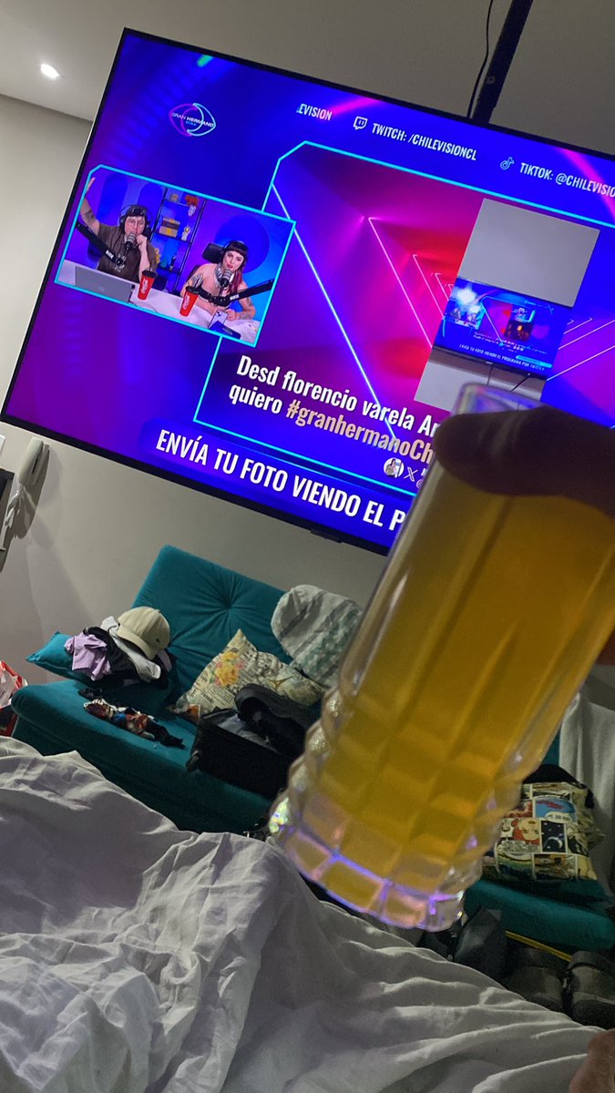 schafermorgado's tweet photo. Esperando la entrada de papa lulo con eto lloni tomando un fanshop de maracuya desde São Paulo 🫰🏻 ultimo día de vacacaciones #granhermanochv https://t.co/TRJqUu8mHo