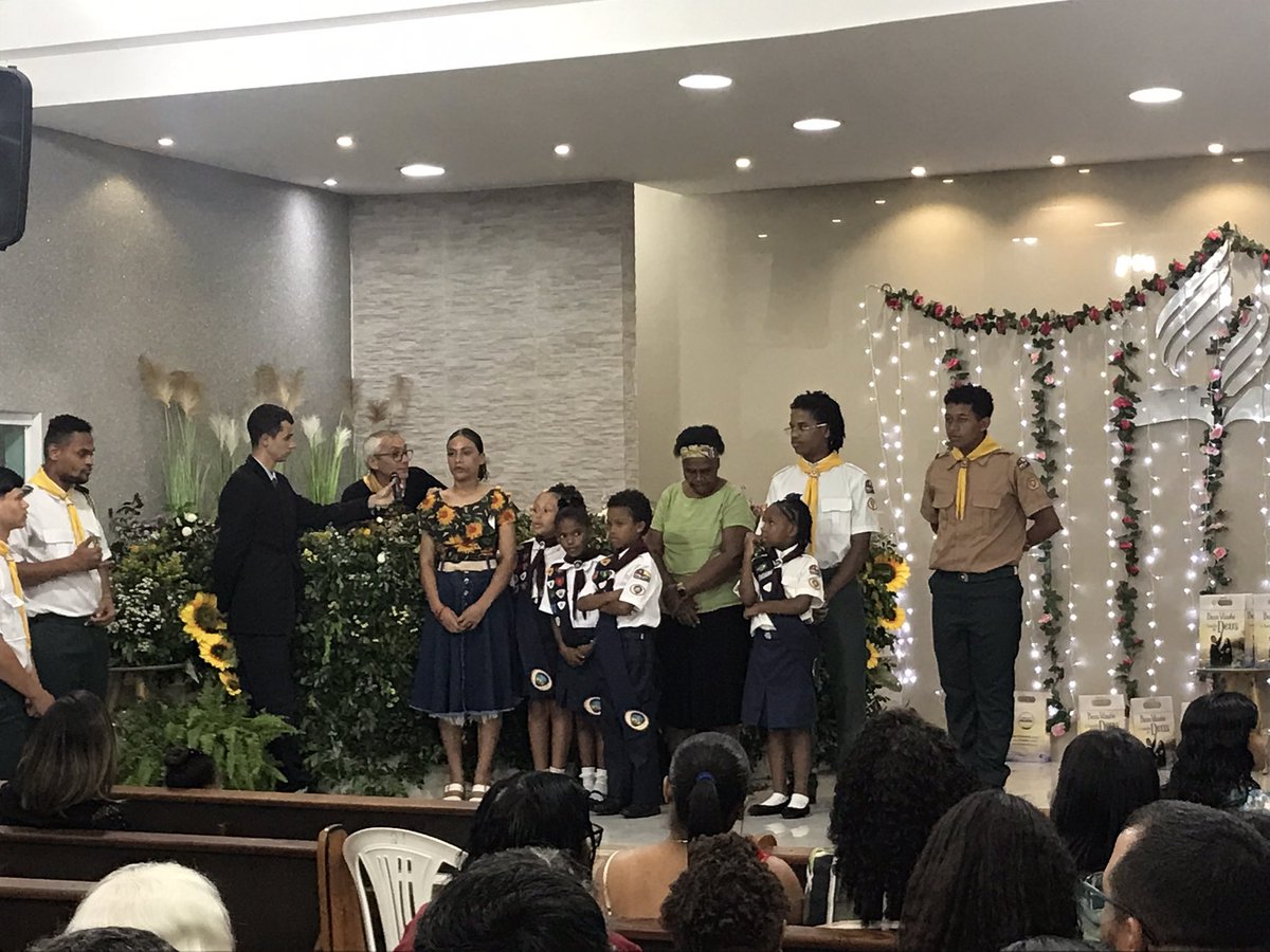 Deus abençoe, batismo e admissão em lenço da oficial e muitas pessoas atendem ao apelo feito pelo Espírito Santo! Amém