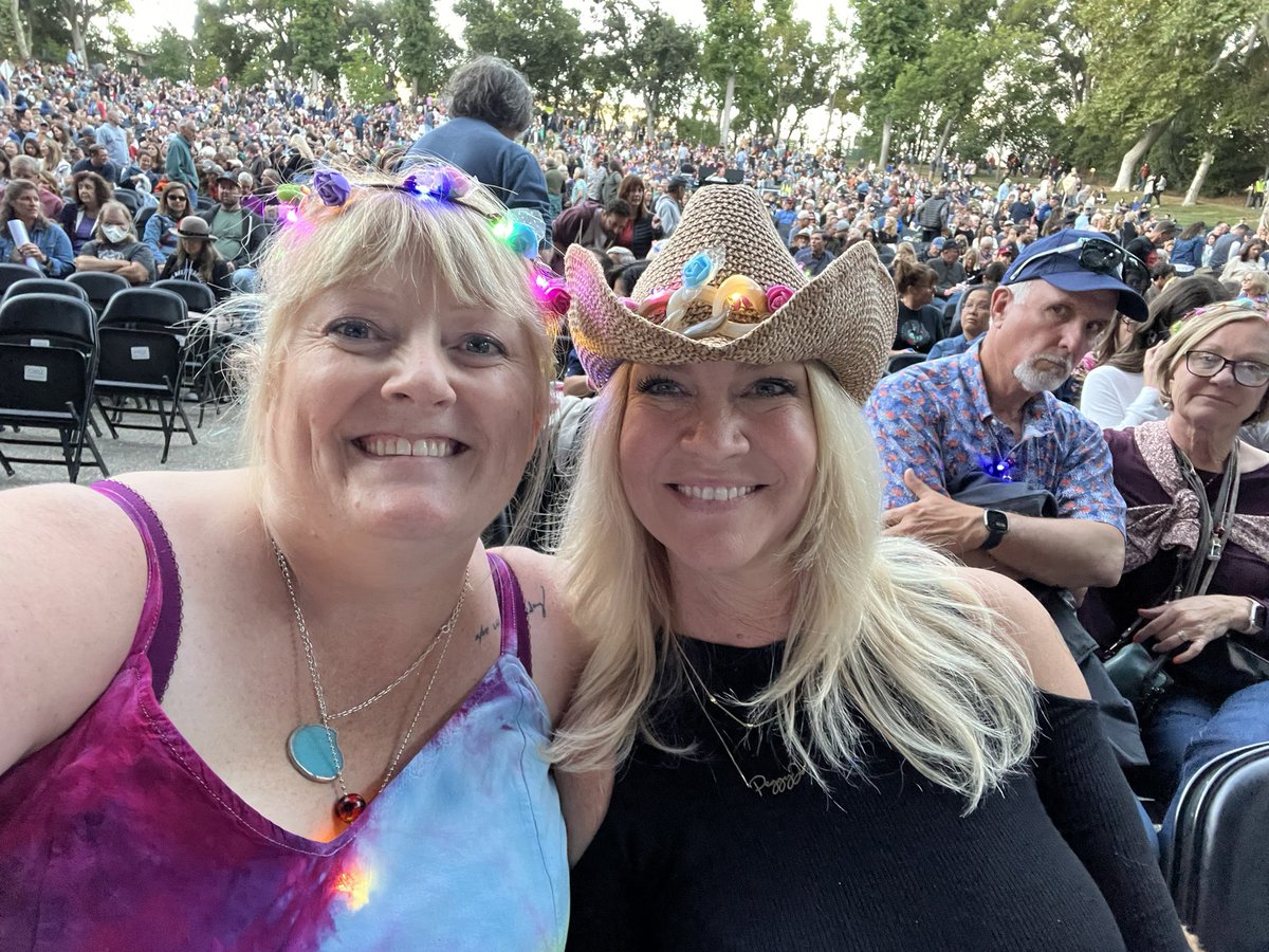 Cali Blondes for @theavettbrothers #frostamphitheatre