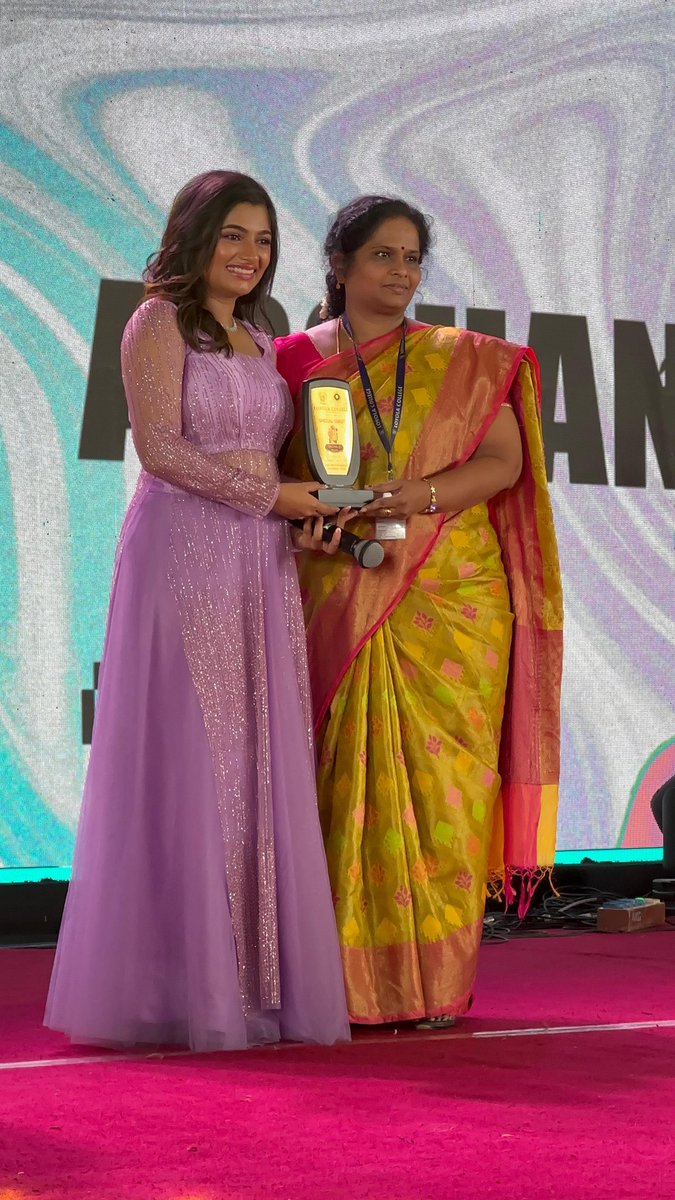 HiFiTalkies's tweet photo. Actress #ArchanaRavichandran attended #Ovations- Loyola College's Cultural Fest & enthralled the audience with her casual & cute speech. 😍👌🏼
@Archana_ravi_ @RIAZtheboss
@V4UTALENTS @V4umedia_ https://t.co/aLgTpI4f55