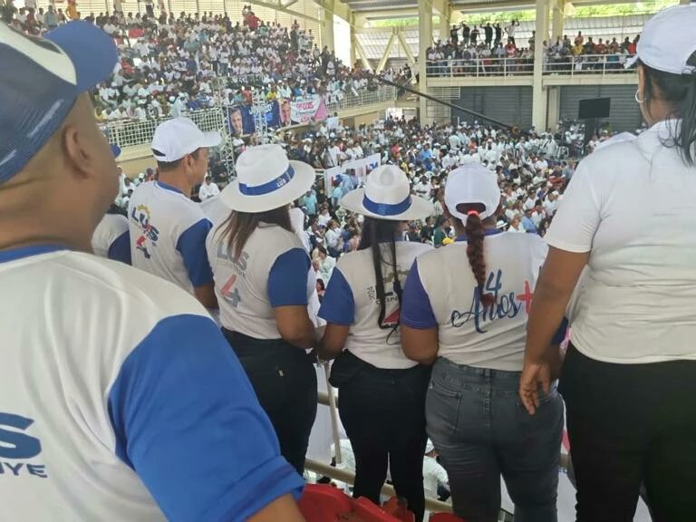 LUISCONSTRUYE24's tweet photo. El Movimiento LUIS CONSTRUYE 2024 haciendo presencia en la provincia de Azua acompañando a nuestro presidente Luis Abinader. https://t.co/z4ZEiEcVvX
