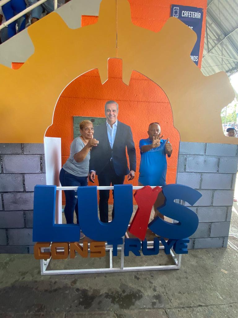 LUISCONSTRUYE24's tweet photo. LUIS CONSTRUYE 2024 Estuvo haciendo acto de presencia en la actividad de San Cristóbal acompañado a nuestro presidente @luisabinader https://t.co/jb7fVY2E4N