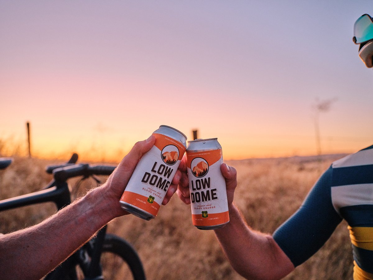 🚲🍻 Nothing beats a Sunday evening bike ride. Especially when you reward yourself with a cold Blood Orange Low Dome afterward! Cheers to getting outside! PC: @mezastudios @sekicycling