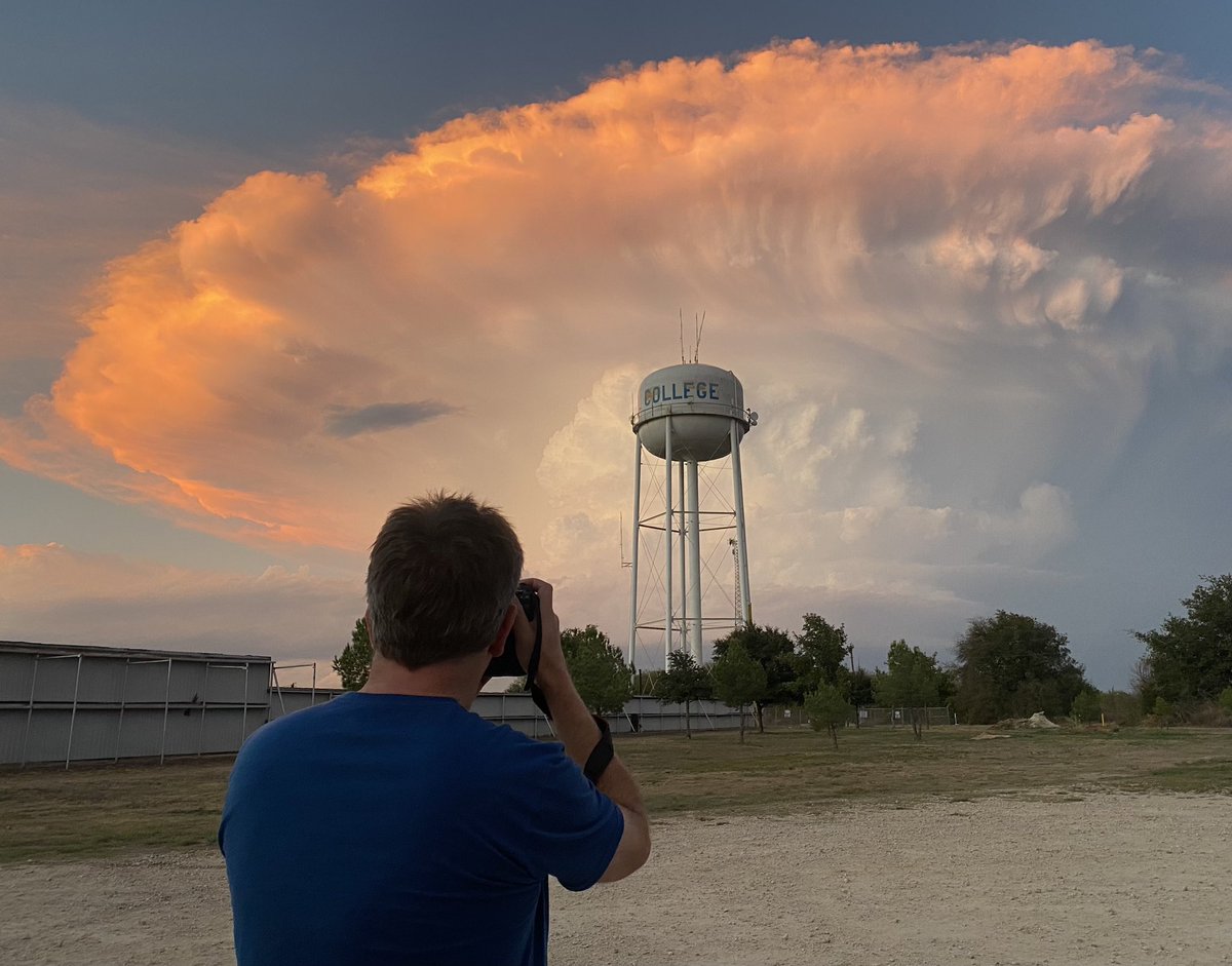 lauriefoxwrite's tweet photo. On the way home from Austin, @TomFoxPhoto will stop for pictures of big clouds. https://t.co/PF5mBVvFzx