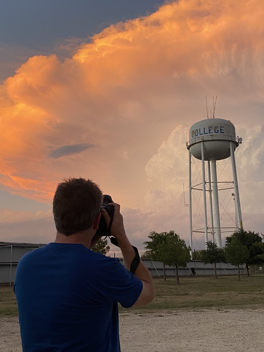lauriefoxwrite's tweet photo. On the way home from Austin, @TomFoxPhoto will stop for pictures of big clouds. https://t.co/PF5mBVvFzx