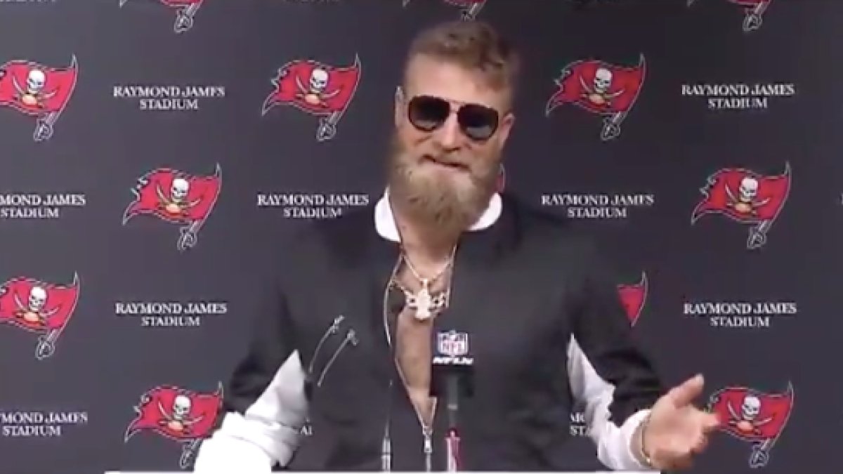 AudraBaird16's tweet photo. @KevinHart4real is this #TooMuchMagic? Lots of #FitzMagic here in Tampa! 1 real Fitzpatrick &amp; 1 Fauxpatrick  #famousnotfamous #doppelganger  #Fitzpatrick https://t.co/KfjobiX1Js