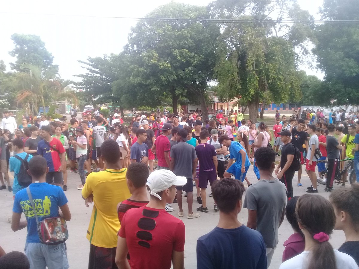 AlmanzaCuba's tweet photo. Celebra el INDER en la #IslaDeLaJuventud carrera popular para homenajear a los CDR en su aniversario. 
#PorUn26EnEl24 #SentirPinero https://t.co/aN4TenrSJd