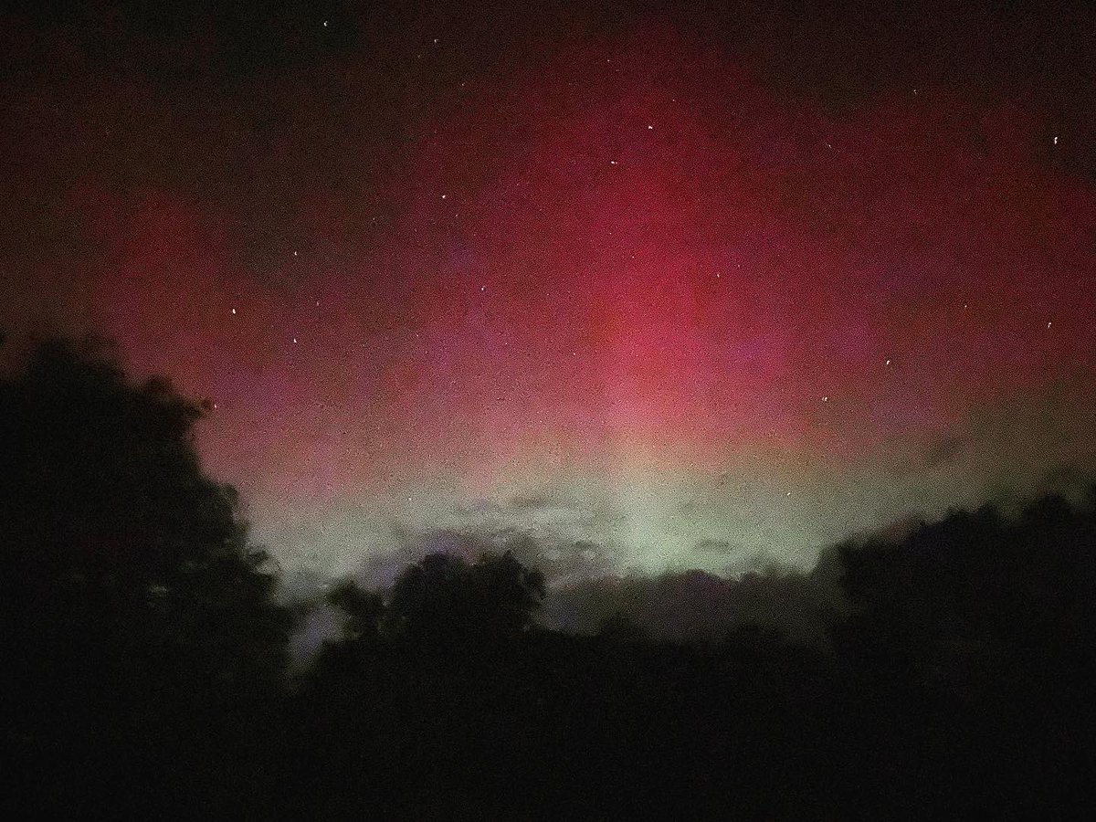 art_rumble's tweet photo. Woke up and there was an aurora going on. Happy coincidence. https://t.co/QamD7EM2Kb