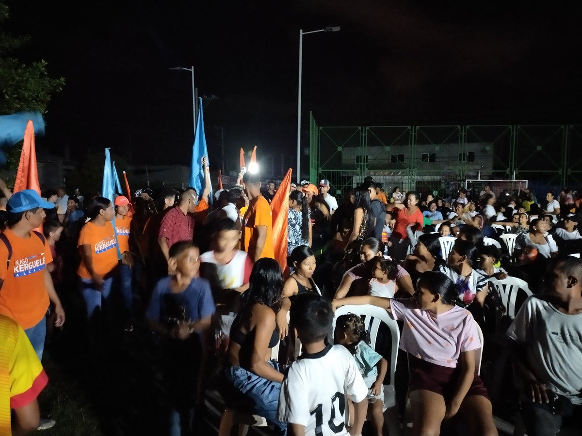 edogomez78's tweet photo. APOTEÓSICO... Pese a no contar con servicio de energía comercial, la comunidad de Villa Cielo ESPERÓ y escuchó las propuestas del Ing @kerguelenhugo 

Por una sola Monteria todo es válido; Villa Cielo se monta a la #Hugoneta y QUIEREN Q EL INGENIERO SEA EL ALCALDE https://t.co/732wGAsmqj