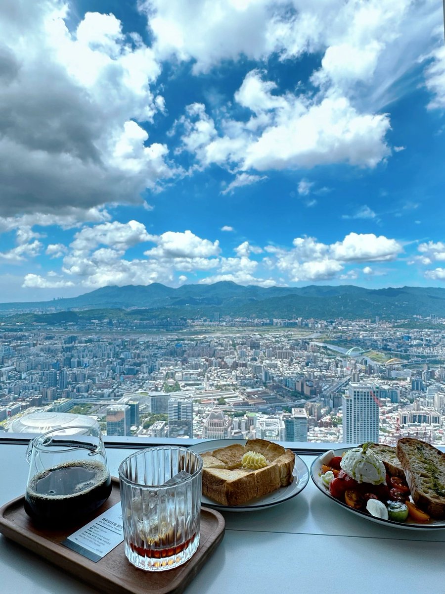 Michellaaq's tweet image. In life, any period of amazing time, is the most beautiful scenery in life.🌿