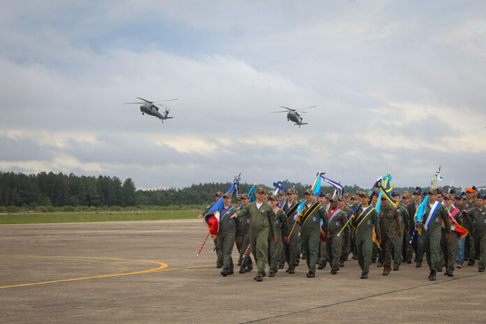 sentandoapua's tweet photo. Com Black Hawks no ar, Reunião de Asas Rotativas é sediada na Base Aérea de Santa Maria (RS) - Aeroin - https://t.co/db69gegBH5
#aviação #militar #FAB #BASM #SamtaMaria @fab_oficial @aero_in https://t.co/TZ1LdJMOFI