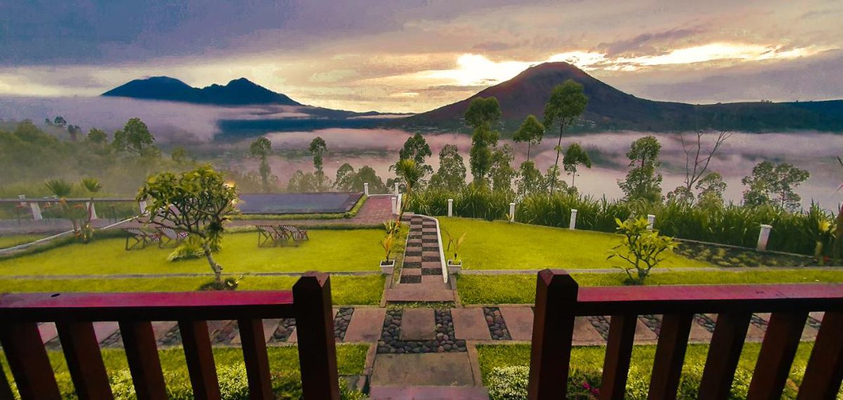 Widino's tweet photo. Nemu Hotel di Kintamani Bali, cuma punya 4 kamar model glamping, udaranya dingin, harga ga sampe 700 ribu/malam, dapat breakfast, dan yg paling wow itu view dari pintu kamarnya amazing bgt, langsung gunung.

Ahh pengen bgt, masuk wishlist buat healing nanti 😭 https://t.co/J8HMqznQfH