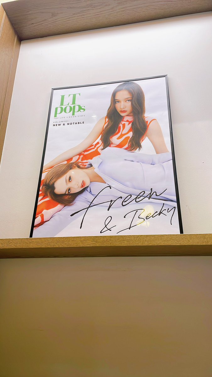 kumaaaaru1226's tweet photo. 渋谷TSUTAYAに、出張中のお昼時間を返上して行ってきました🥰
雑誌は売り切れてたけど、人気ってことがTSUTAYA様にわかってもらえたから良し‼️
また再入荷してください🙏✨️
階段昇ってく時1冊雑誌見えて、あった‼️って思ったら広島るるぶでした……🤣
#FreenBecky
#LTpops https://t.co/fsgmaFS0Y5
