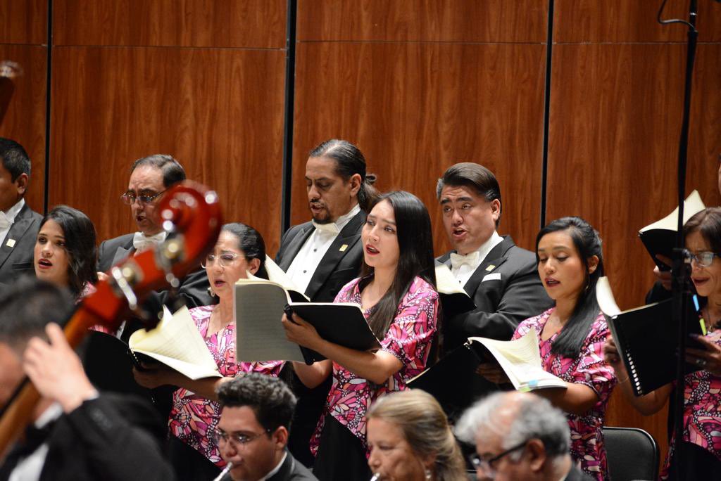 bellasartesinba's tweet photo. Esta noche, el #INBAL celebró el 85 Aniversario del @CMBA_INBA con una Gala en el @PalacioOficial, en la que la directora general del Instituto, Dra. @LucinaJimenez, hizo entrega de una placa conmemorativa y de reconocimientos a quienes integran esta agrupación artística, agradeciendo su compromiso con la difusión de la música coral. Durante la presentación, el Coro, acompañado del Ensamble @AntiqvaM, interpretaron por primera vez en el América Latina la pieza “Misa a 8 en fa mayor”, de Ignacio de Jerusalem.