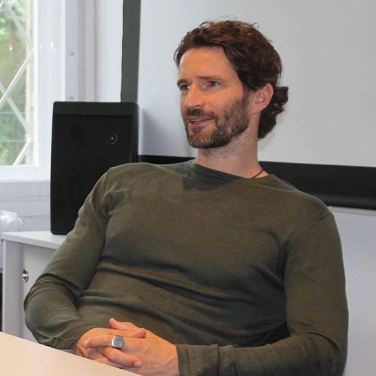 Arne Friedrich besuchte erneut die JAA Berlin-BB. Bei einem Rundgang informierte er sich über den Jugendarrest, anschließend gab es einen kleinen Talk mit unseren Jugendlichen. Im gegenseitigen Austausch ging es um Fußball, aber auch um Werte und Themen wie Freunde u. Gesundheit.