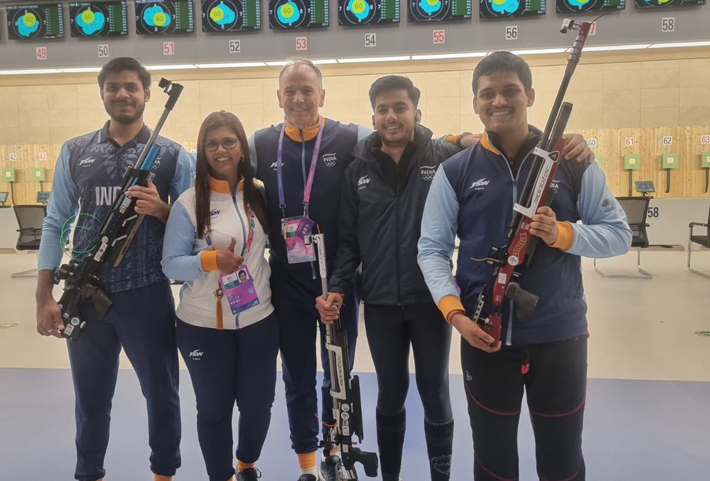 OfficialNRAI's tweet photo. Meet the golden guns 💪 From left @DivyanshSinghP7 coach @SumaShirur foreign rifle coach Thomas Farnik, #AishwaryTomar &amp; @RudrankkshP jubilant after winning India’s 1st 🥇 at the @19thAGofficial in the Men’s 10m Air Rifle team event. Go India!🔥🎉🇮🇳 https://t.co/X5nqpdAUdw