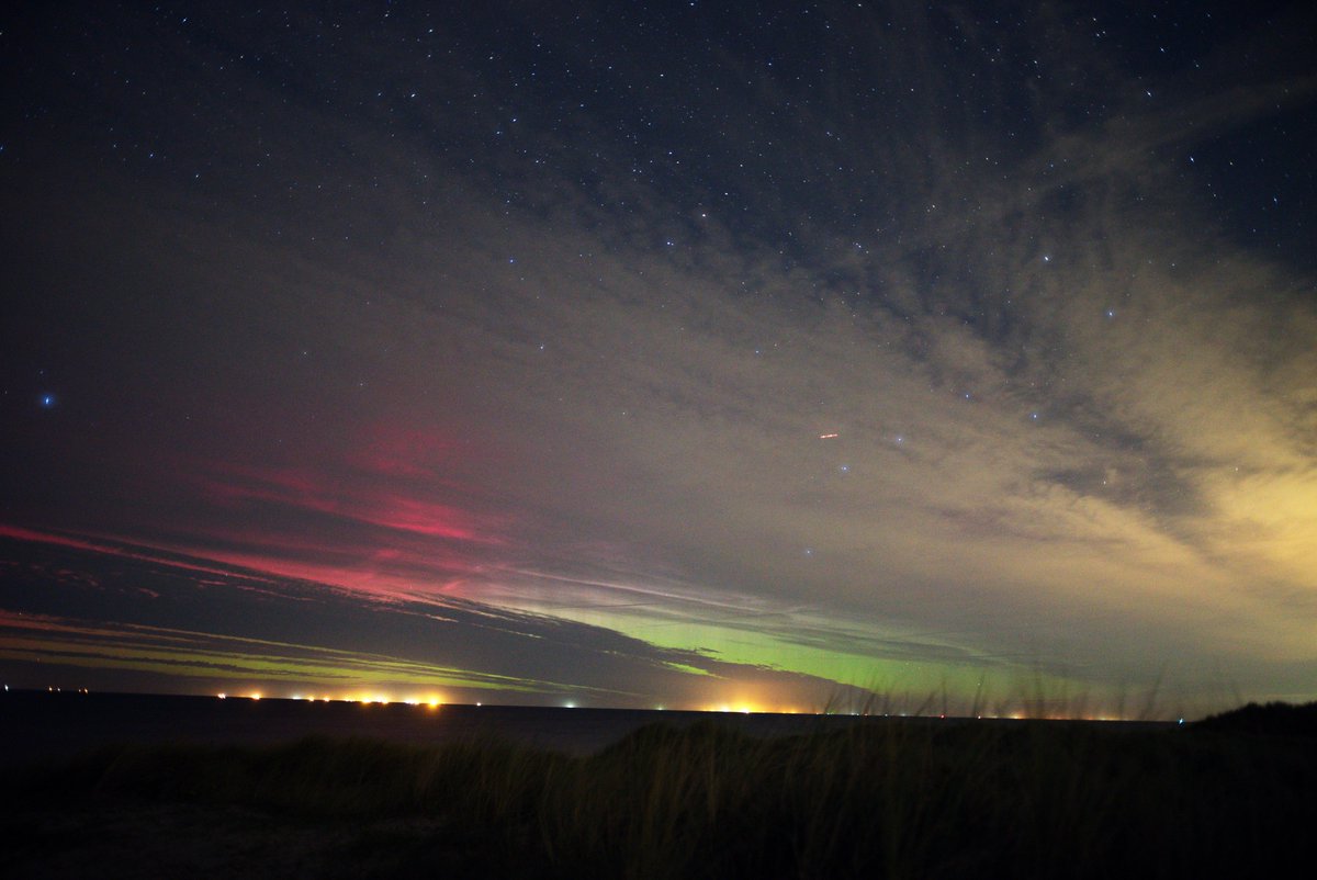 Doenker's tweet photo. Image from #Oostkapelle beach #aurora #poollicht taken at 02:03 UT  20230925  Sony A7sII 20mm 1.6   3 sec at ISO 4000 visible with te naked eye https://t.co/KZVTRLFMuK