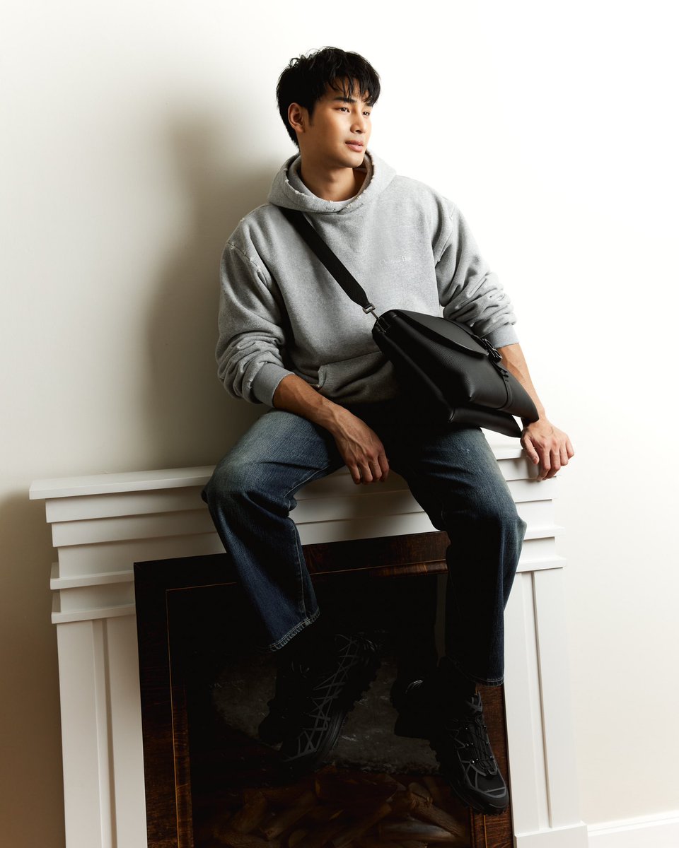 ELLEThailand's tweet photo. ใจละลาย! เปิดภาพของอาโป ณัฐวิญญ์ @Nnattawin1 เฮาส์แอมบาสซาเดอร์ประจำดิออร์ประเทศไทยในโททัลลุคจาก @Dior สำหรับเดินทางไปปารีสแฟชั่นว��คเพื่อเข้าร่วมชมแฟชั่นโชว์ Dior Women's Spring/Summer 2024 ในวันที่ 26 กันยายนนี้ 

#ELLEnews 
#DiorSS24 #MileApo #nnattawin #MileApoFlyToDiorSS24 https://t.co/RlUMvkprWt
