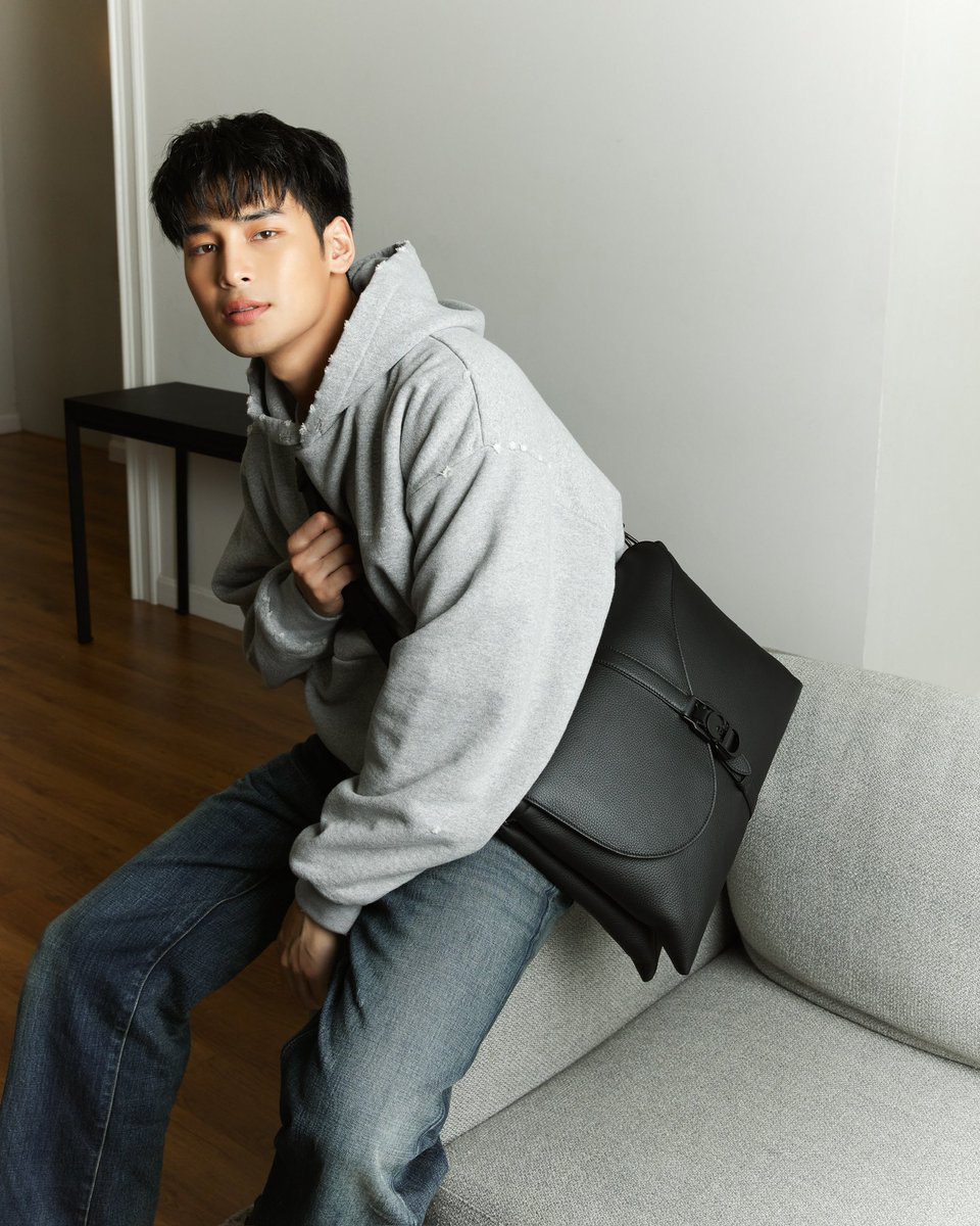 ELLEThailand's tweet photo. ใจละลาย! เปิดภาพของอาโป ณัฐวิญญ์ @Nnattawin1 เฮาส์แอมบาสซาเดอร์ประจำดิออร์ประเทศไทยในโททัลลุคจาก @Dior สำหรับเดินทางไปปารีสแฟชั่นว��คเพื่อเข้าร่วมชมแฟชั่นโชว์ Dior Women's Spring/Summer 2024 ในวันที่ 26 กันยายนนี้ 

#ELLEnews 
#DiorSS24 #MileApo #nnattawin #MileApoFlyToDiorSS24 https://t.co/RlUMvkprWt