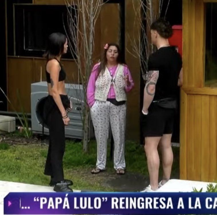 atwrep's tweet photo. con este ángulo parece q la coni tuviera el medio poto 😭 #LaResistenciaLulo https://t.co/MCqpLzEThM