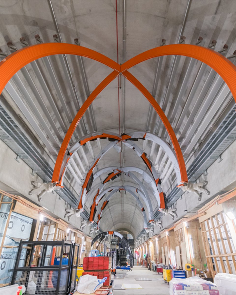 metrotunnelvic's tweet image. Here’s the latest on our work underground at #StateLibraryStation. Our crew has been busy:

🍊 fitting orange architectural beams

🚧 pouring concrete arches and internal walls

🚉 tiling the platform floors

🛠️ installing and testing escalators.

#MetroTunnel #Melbourne
