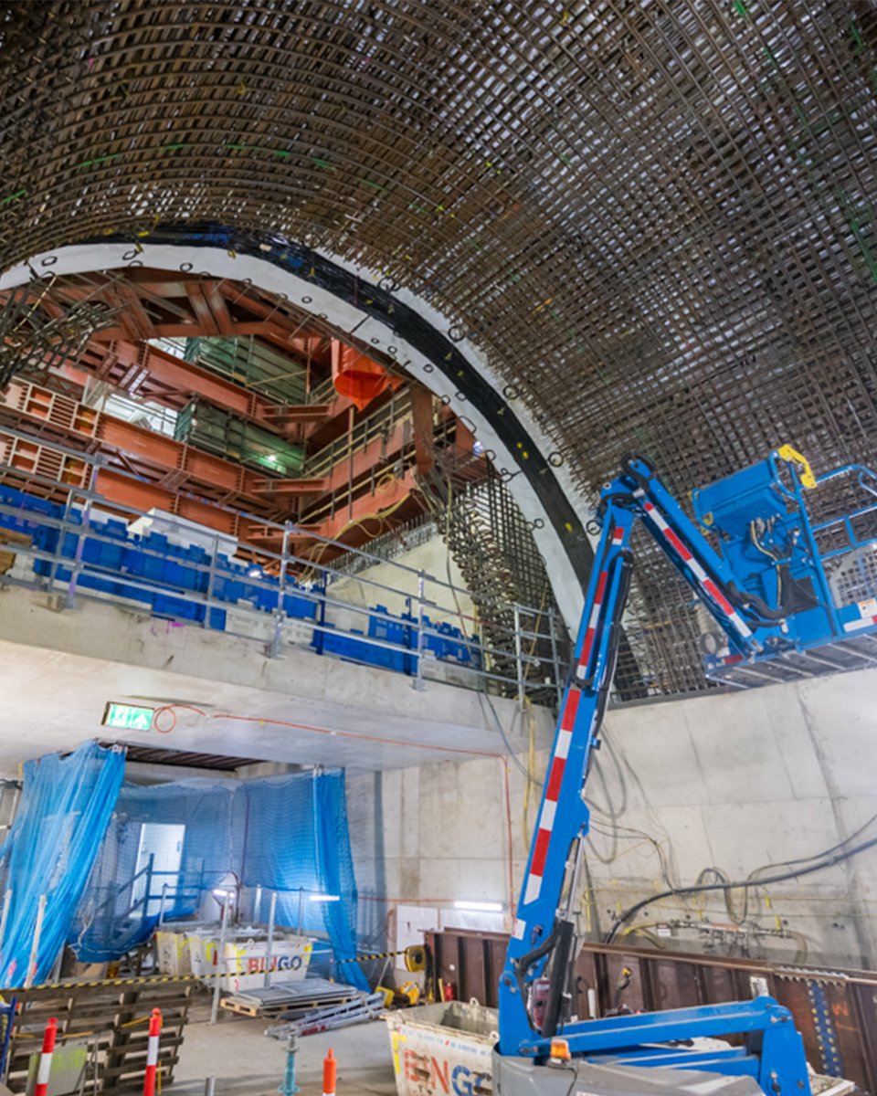 metrotunnelvic's tweet image. Here’s the latest on our work underground at #StateLibraryStation. Our crew has been busy:

🍊 fitting orange architectural beams

🚧 pouring concrete arches and internal walls

🚉 tiling the platform floors

🛠️ installing and testing escalators.

#MetroTunnel #Melbourne