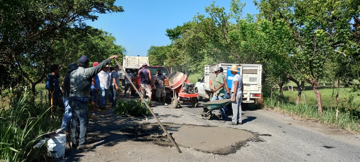 RamosAdrianAgui's tweet photo. @CuitlahuacGJ @lopezobrador_ ciudadanos de Jicaltepec Unidos por los baches ayuda para la rehabilitación de su vía de comunicación #Urgente https://t.co/0JKhf5HSTI