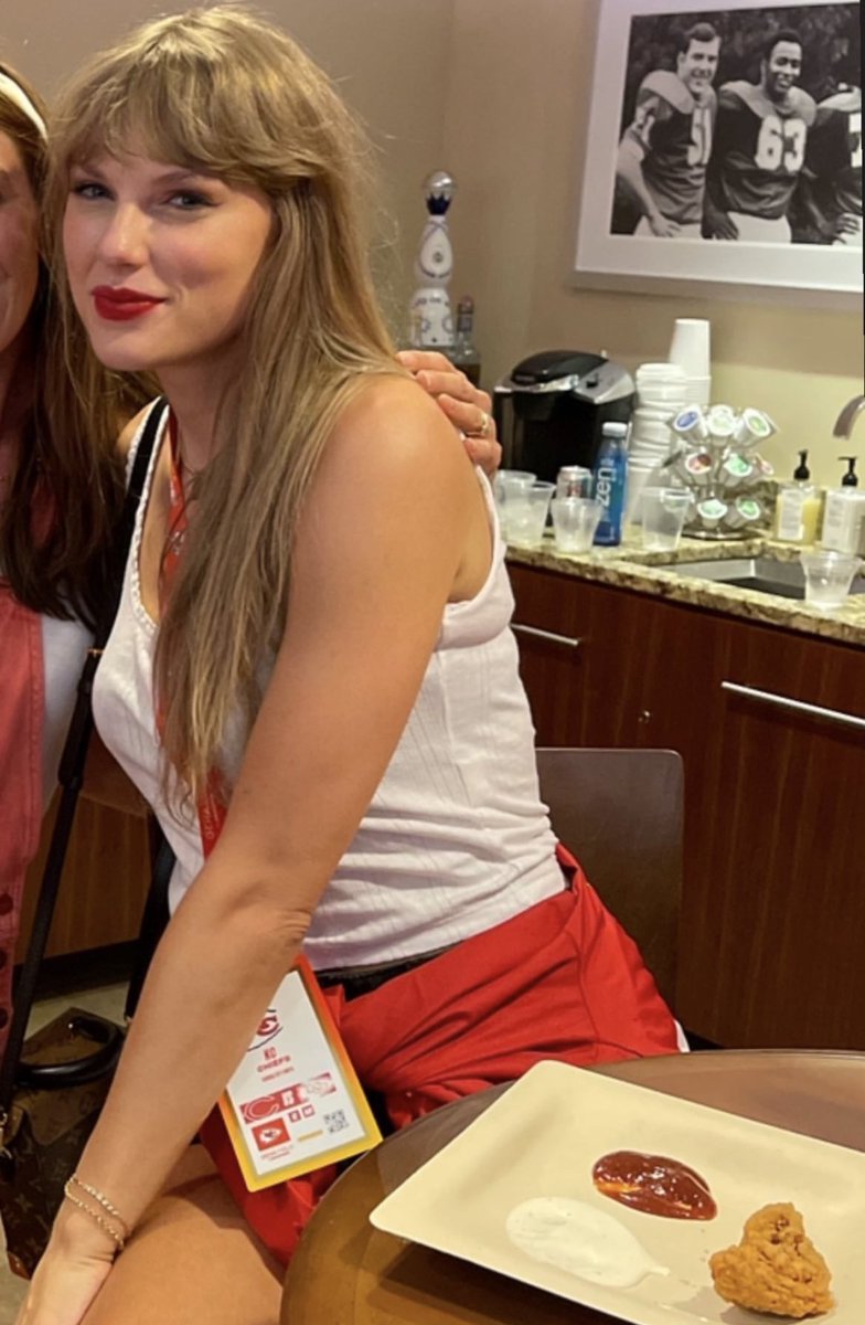 PopCrave's tweet photo. Taylor Swift photographed at tonight’s Kansas City Chiefs game. https://t.co/4vzwCtkLo4