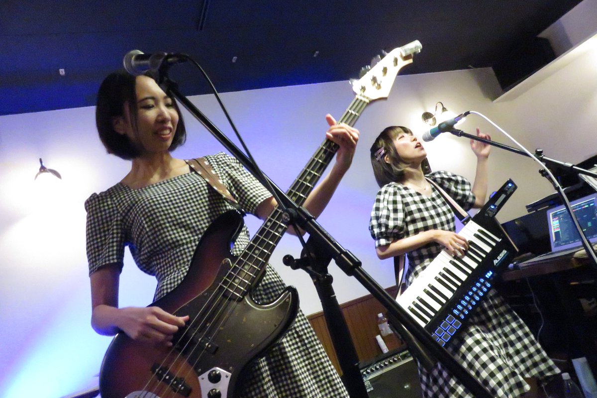 aichan256's tweet photo. 2023.03.22 #ひーちゃん with #イロハマイ X #シュガーパレード @ J-mode
ひーちゃんx0代最初のライブに行ってきました。
超至近距離だったので指先ばかりに目が行ってしまいこんな写真ばかりです。
イロハマイさん組のみ写真撮影可だったので5年前まで使っていたコンパクトカメラで撮影。
#jmode https://t.co/phXeG2ZAZV