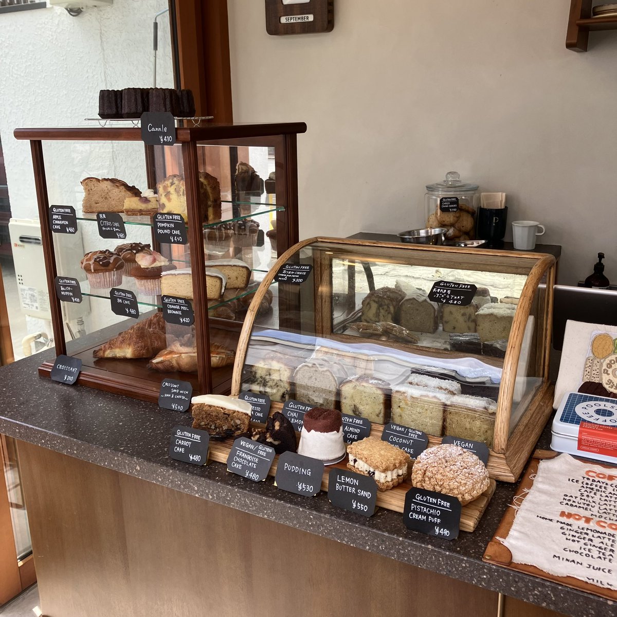 toitakakero's tweet photo. 蘆花公園の展示会場までの途中にあるカフェへ✨

#アート巡り には #カフェ巡り も楽しまないとね😆
チラシを渡してご挨拶へ。

スイミングスクールの隣にある、プールサイドコーヒーさん☕️
朝ひきたてのコーヒーとアップルシナモンをいただきました🙏

#poolsidecoffee #逗子 https://t.co/gj7lLEloiW